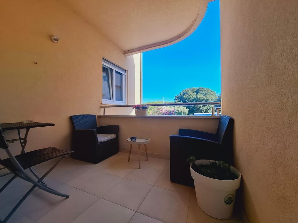 Patio, Day, View (from property/room), Balcony/Terrace, Living room, Seating area, Dining area