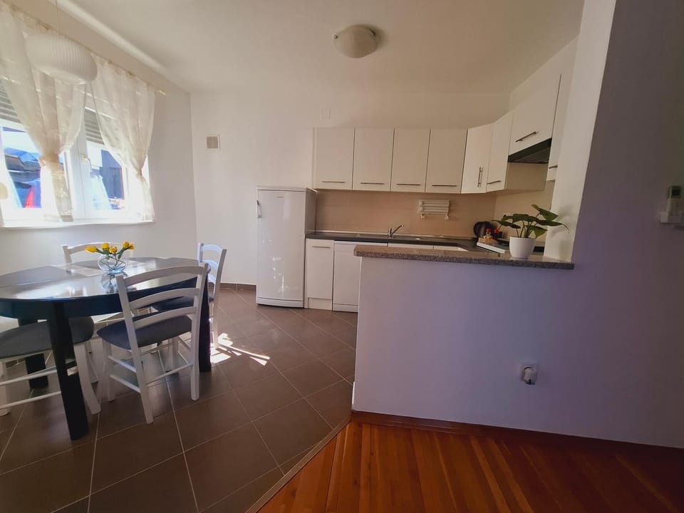 Kitchen or kitchenette, Dining area, dishwasher, oven, pet friendly, stove