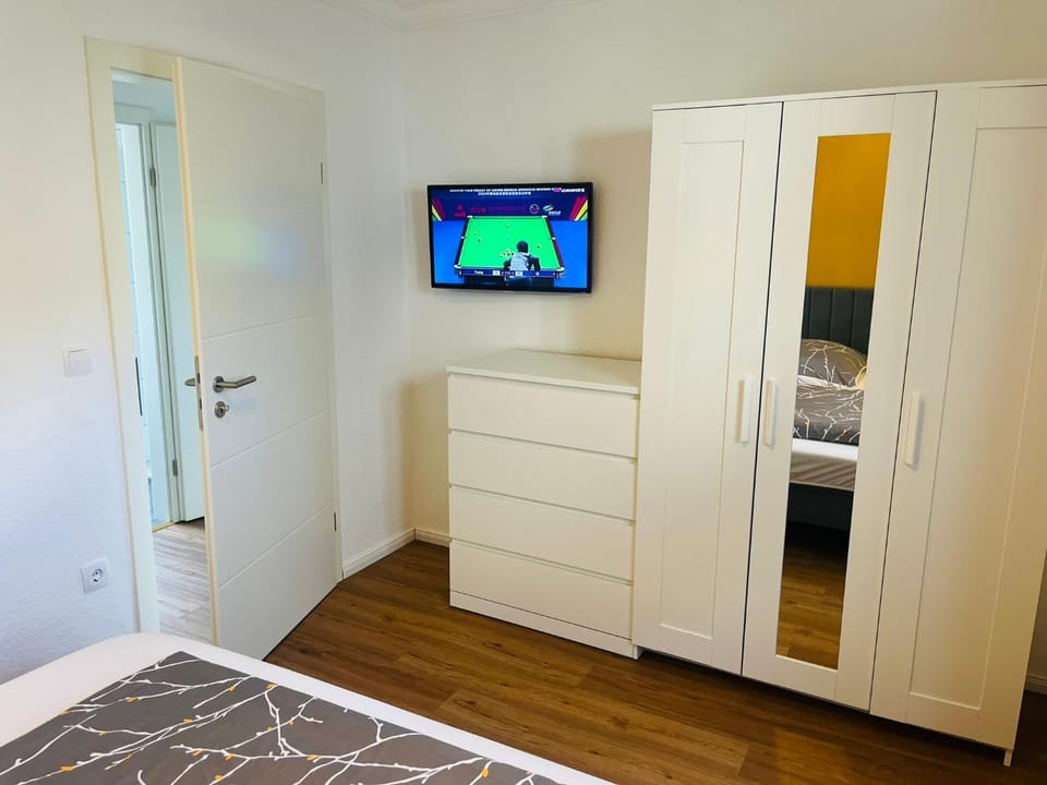 TV and multimedia, Photo of the whole room, Bedroom, wardrobe