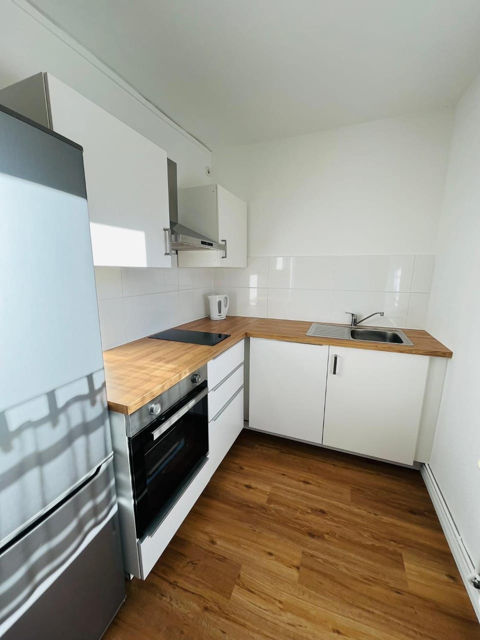 Kitchen or kitchenette, dishwasher, stove