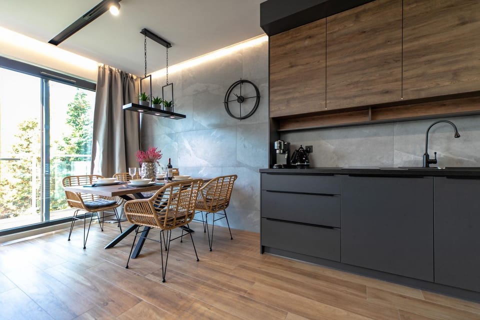 Kitchen or kitchenette, Dining area