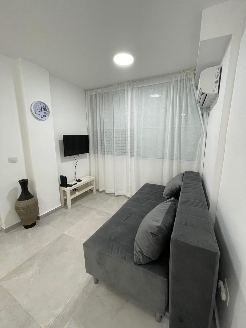 TV and multimedia, Seating area, air conditioner