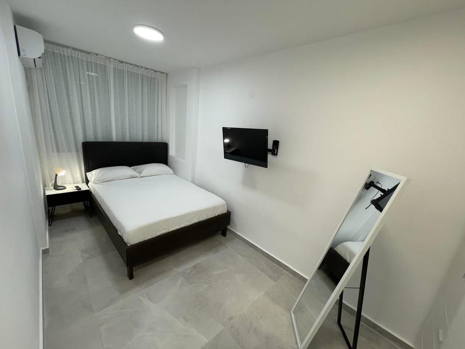 Bed, TV and multimedia, Bedroom