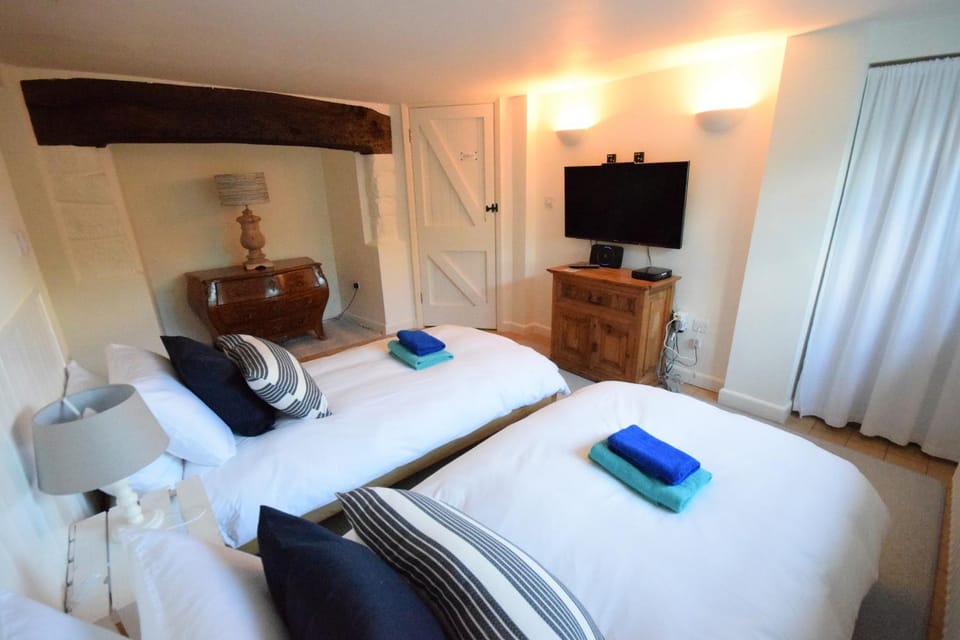 Bed, TV and multimedia, Photo of the whole room, Bedroom