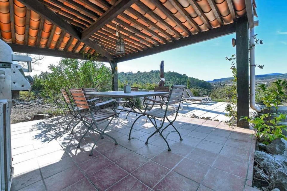 Hill-top haven with private pool and endless views Villa in Provence