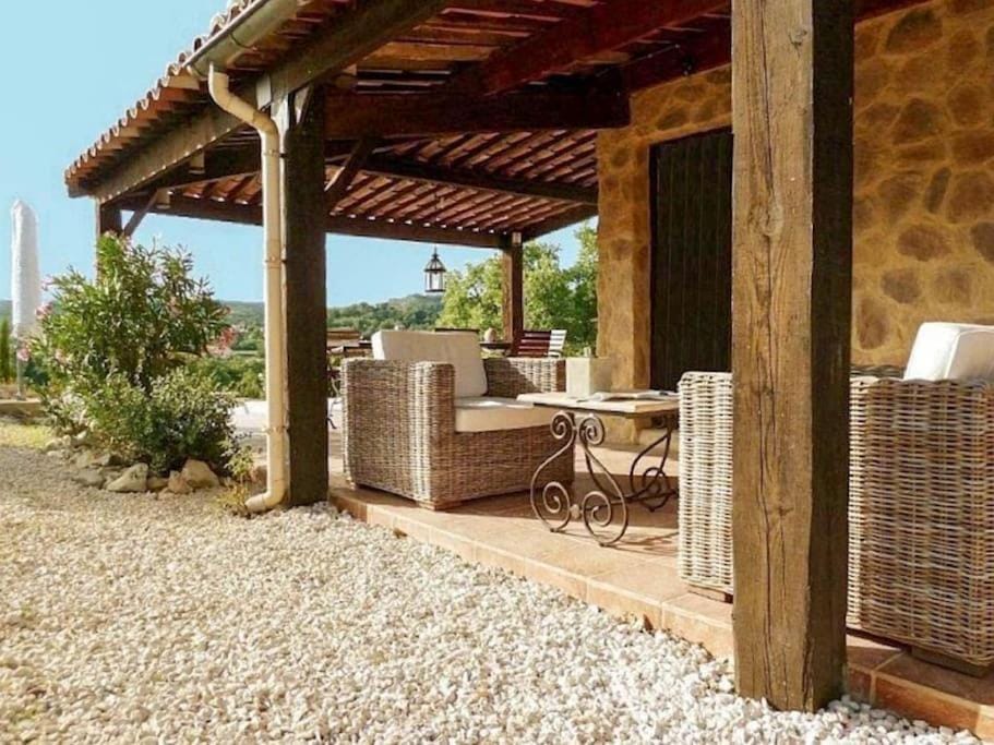 Hill-top haven with private pool and endless views Villa in Provence