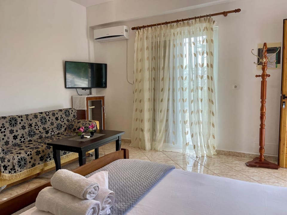 Communal lounge/ TV room, Bed, TV and multimedia, Living room, Photo of the whole room, Seating area, Evening entertainment, Bedroom, air conditioner
