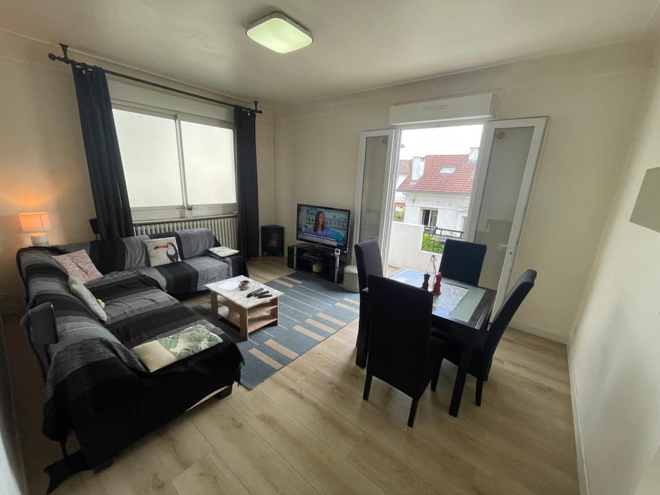 TV and multimedia, Living room, Seating area, Dining area