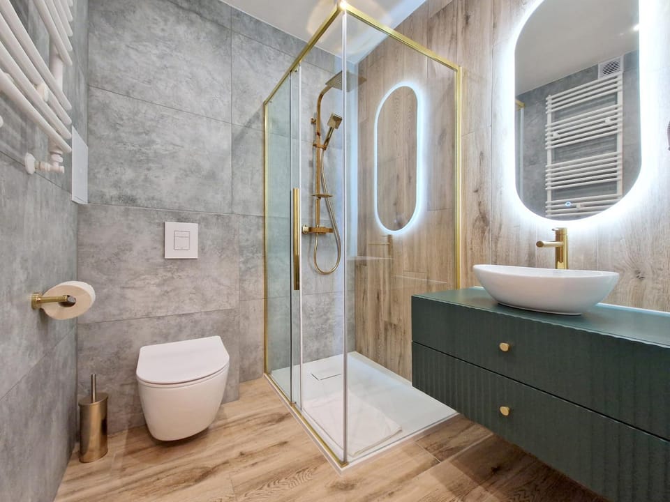 Shower, Toilet, Bathroom, towels