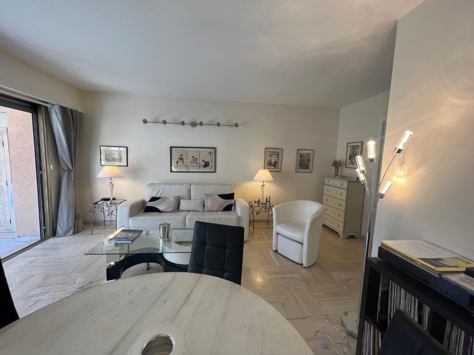 Communal lounge/ TV room, Living room