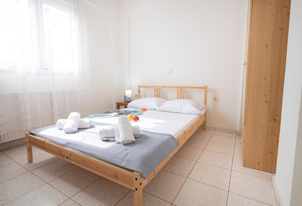 Bed, Photo of the whole room, Bedroom, towels