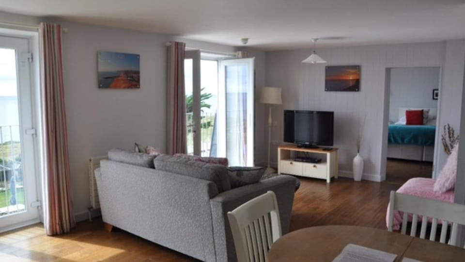TV and multimedia, Living room, Seating area, Evening entertainment