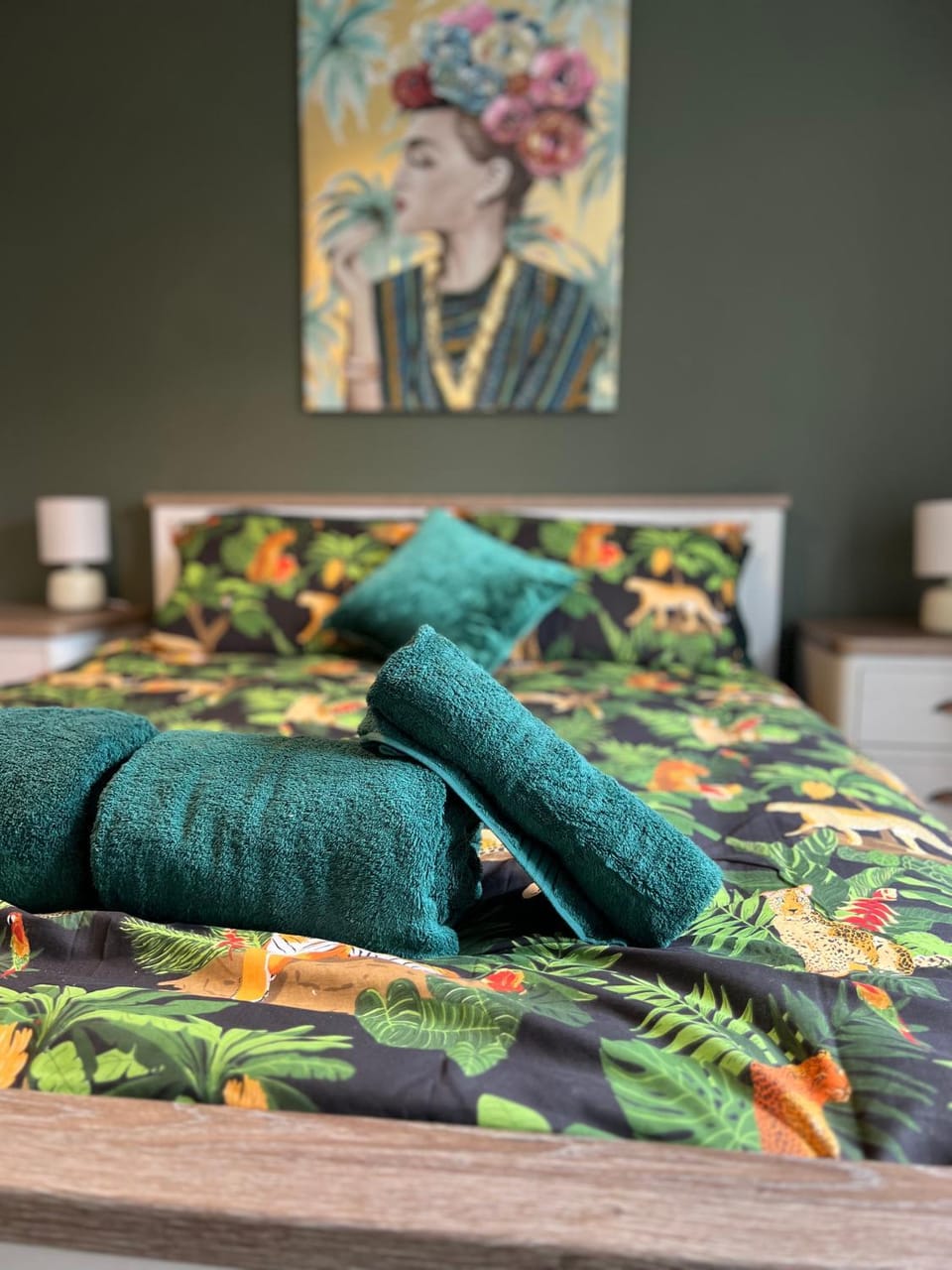 Bed, Bedroom, towels