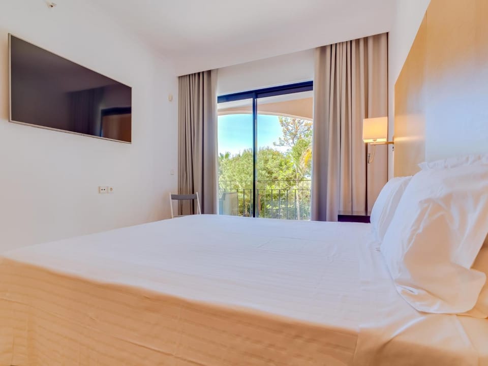 Bed, TV and multimedia, Photo of the whole room, Bedroom