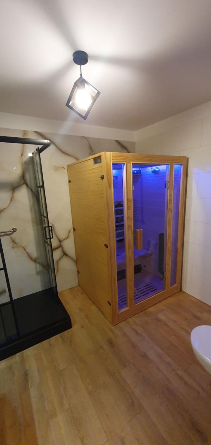 Shower, Sauna, Bathroom, Spa and wellness centre/facilities