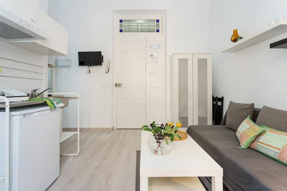 TV and multimedia, Kitchen or kitchenette, Living room, Dining area, air conditioner