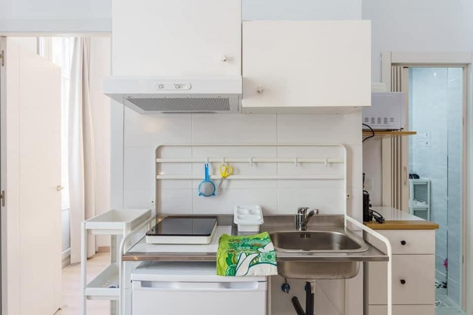 Kitchen or kitchenette, microwave, stove