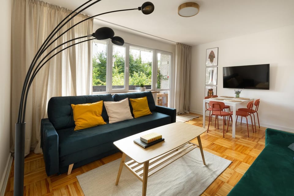Communal lounge/ TV room, TV and multimedia, Living room, Seating area, Dining area, Evening entertainment