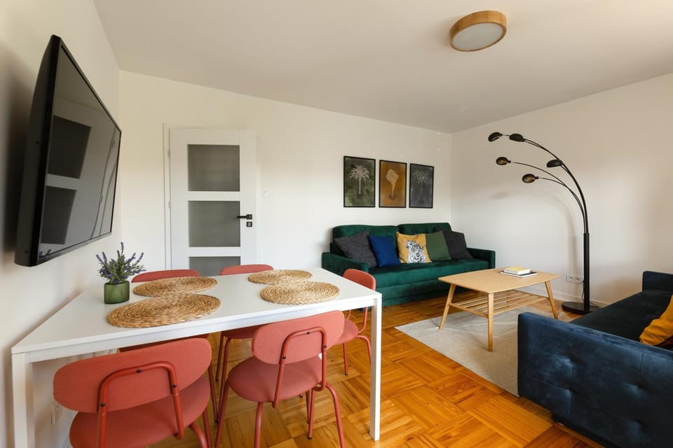 Communal lounge/ TV room, TV and multimedia, Living room, Seating area, Dining area, Evening entertainment