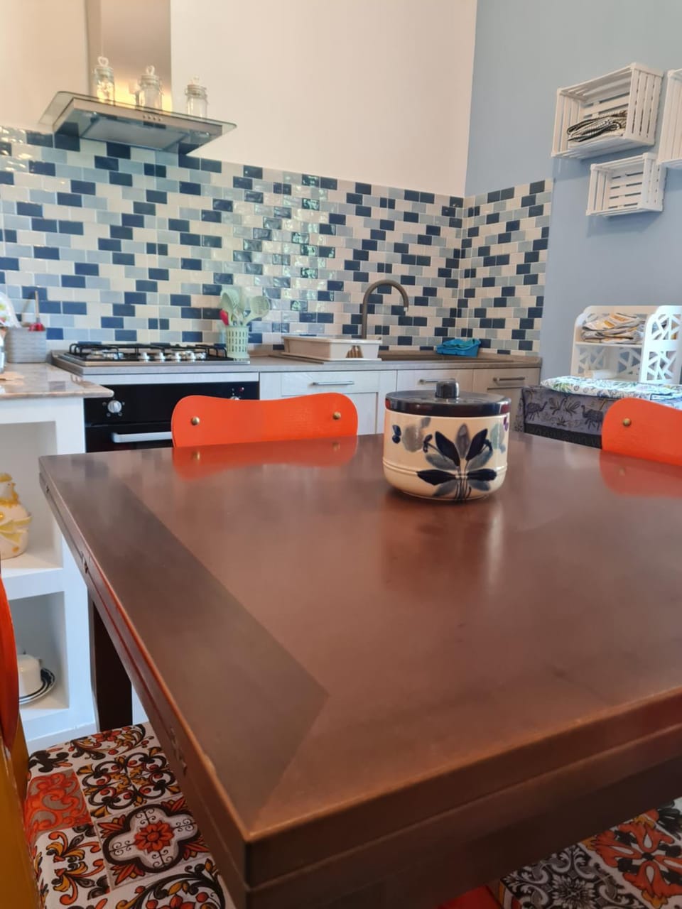 Kitchen or kitchenette, Dining area, stove