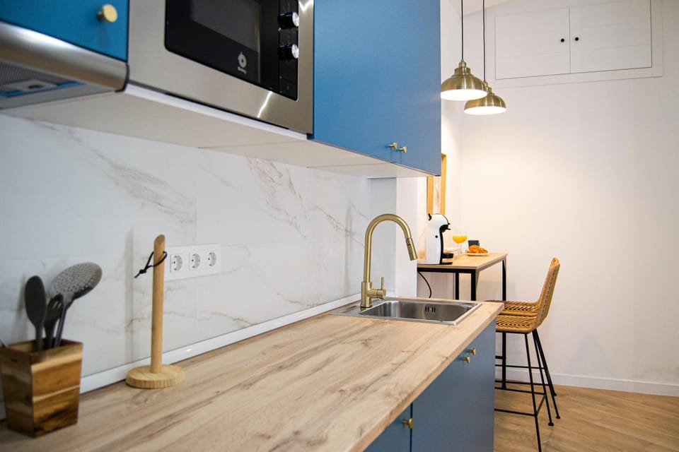 Kitchen or kitchenette, Dining area, stove