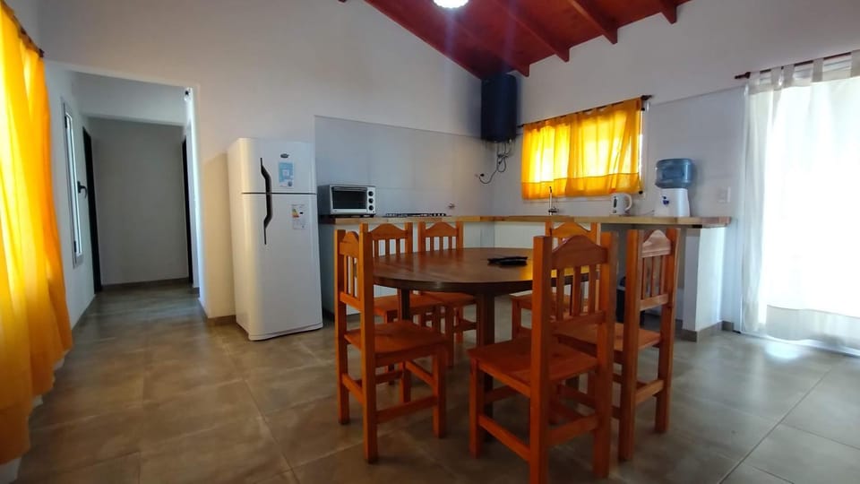 Kitchen or kitchenette, Dining area, minibar, pet friendly, stove