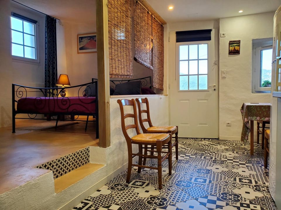 Photo of the whole room, Dining area