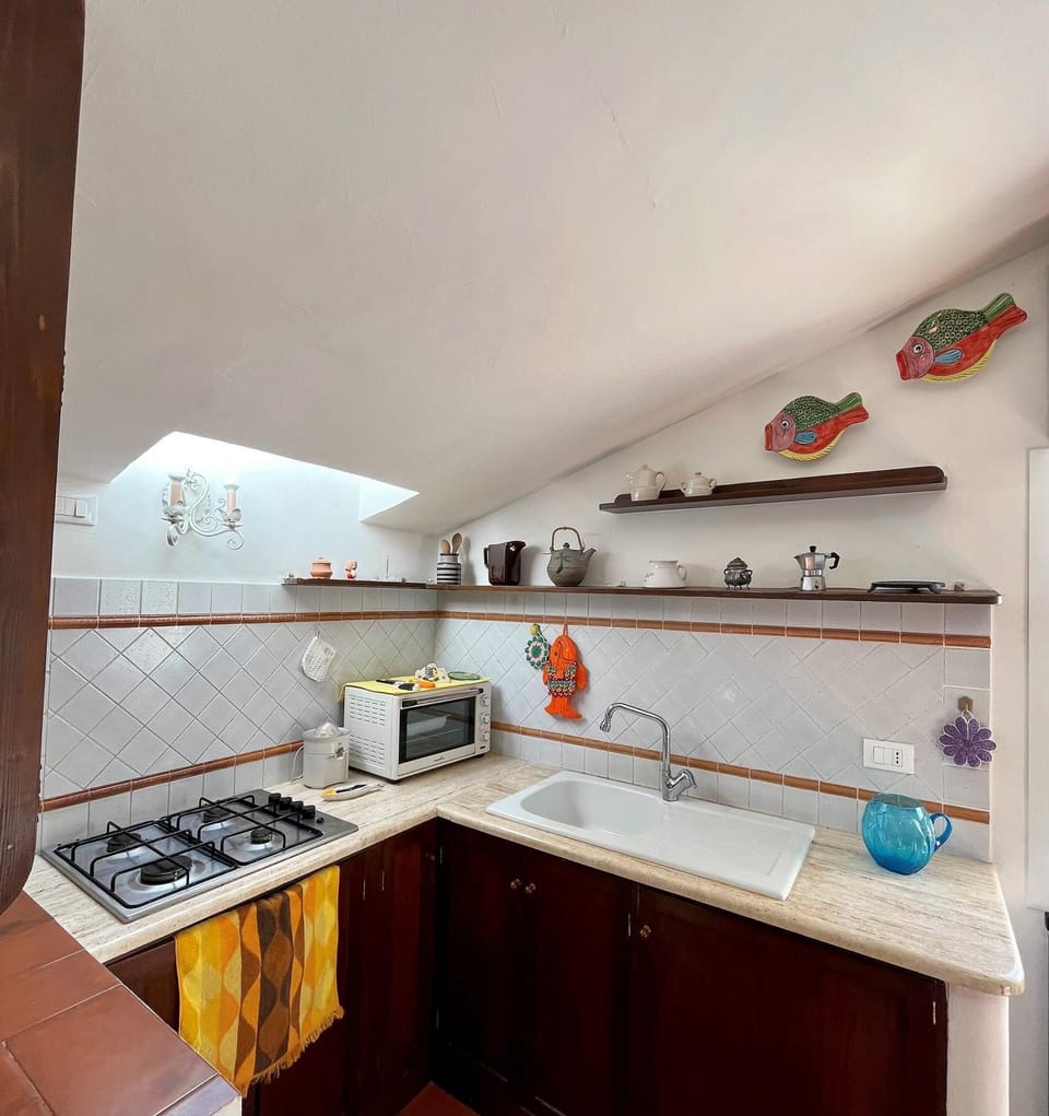 Kitchen or kitchenette, minibar, stove