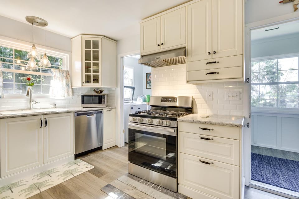 Walk to Lakes! Tropical Escape in Mount Dora House in Mount Dora