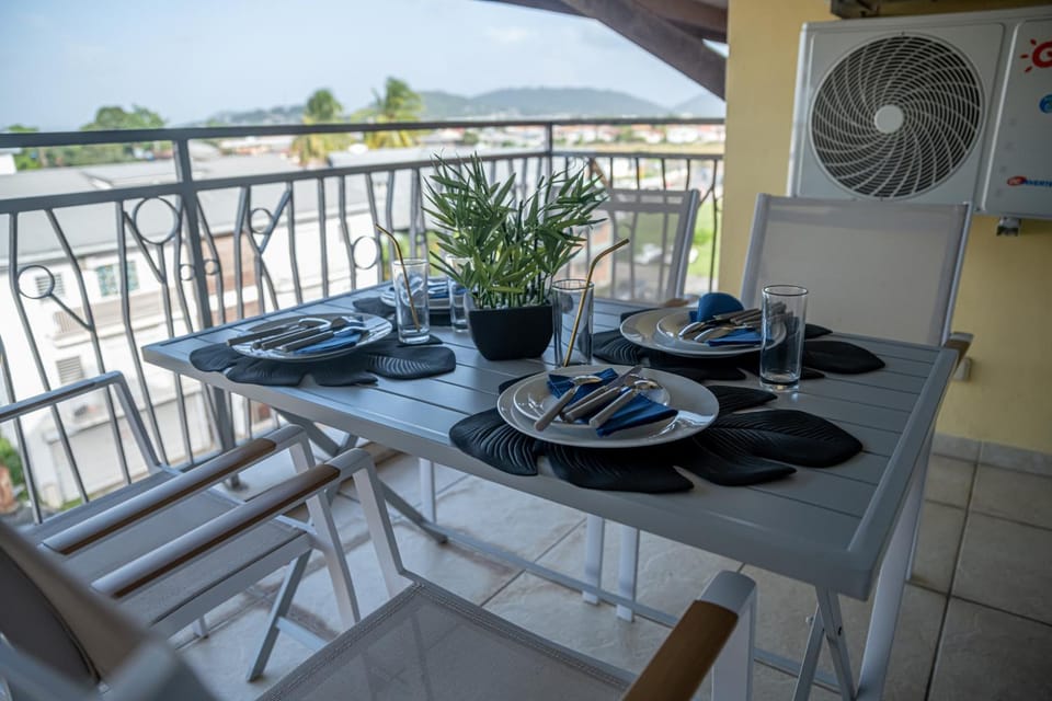 Property building, View (from property/room), Balcony/Terrace, Dining area, City view