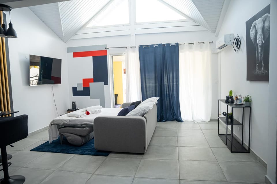 Communal lounge/ TV room, Bed, TV and multimedia, Living room, Seating area, locker, air conditioner