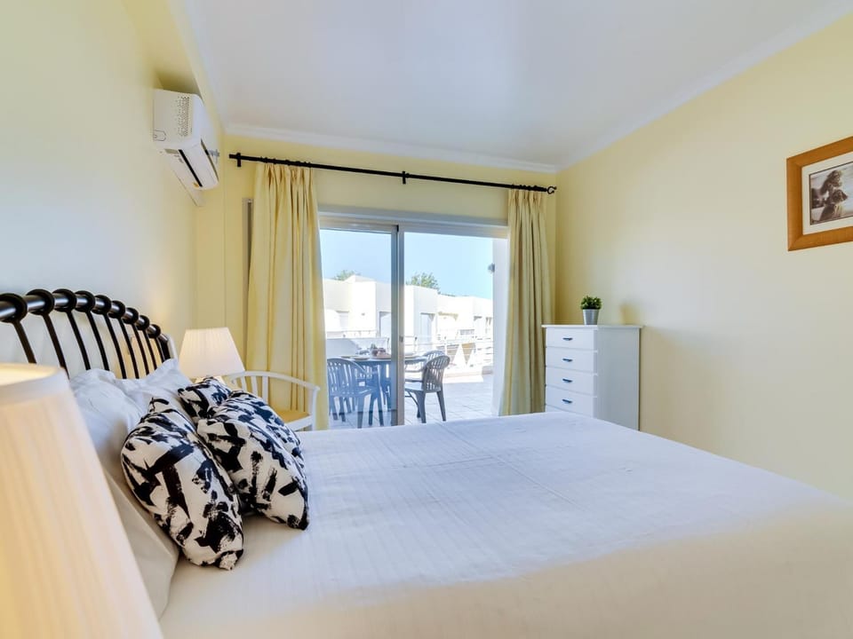 Bed, Photo of the whole room, Bedroom, air conditioner