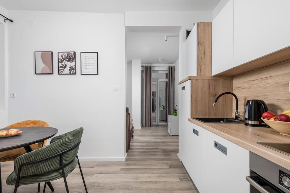 Kitchen or kitchenette, Seating area, Breakfast, pet friendly