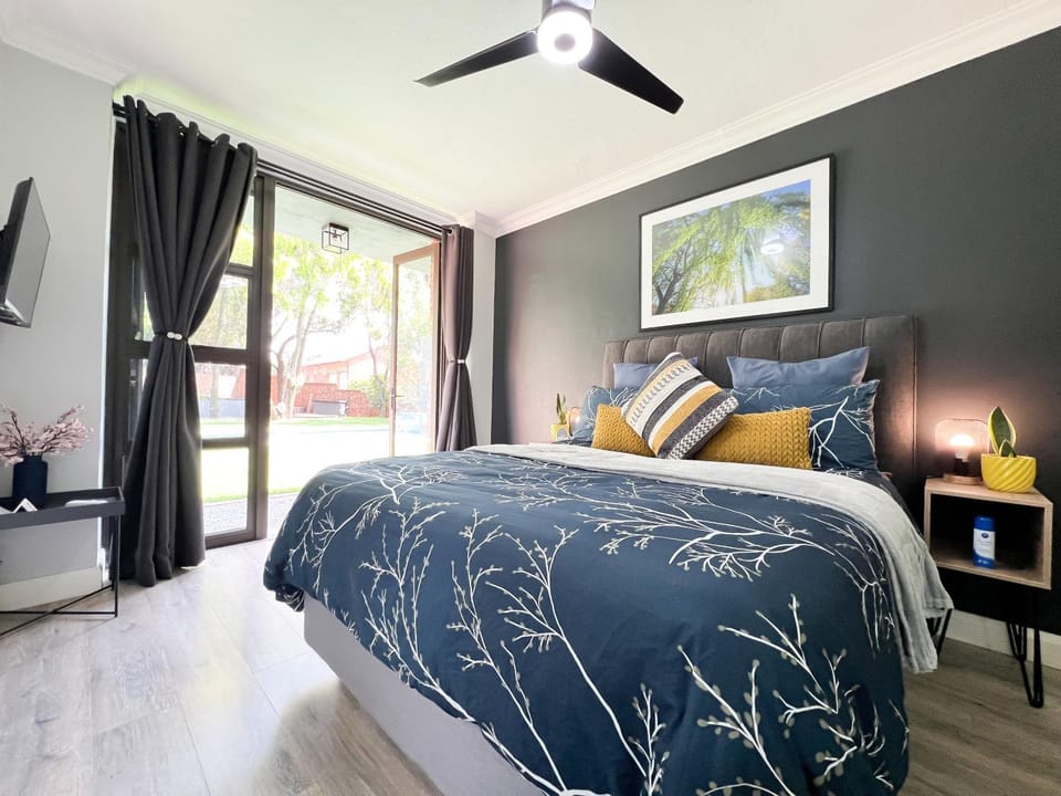 Bed, TV and multimedia, Bedroom