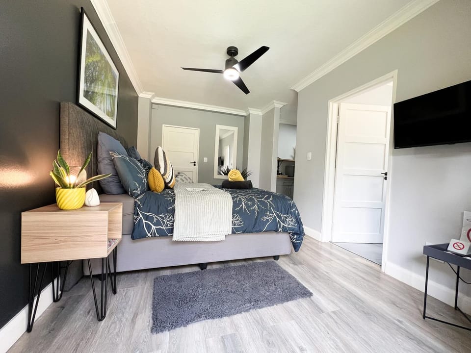 Bed, TV and multimedia, Bedroom