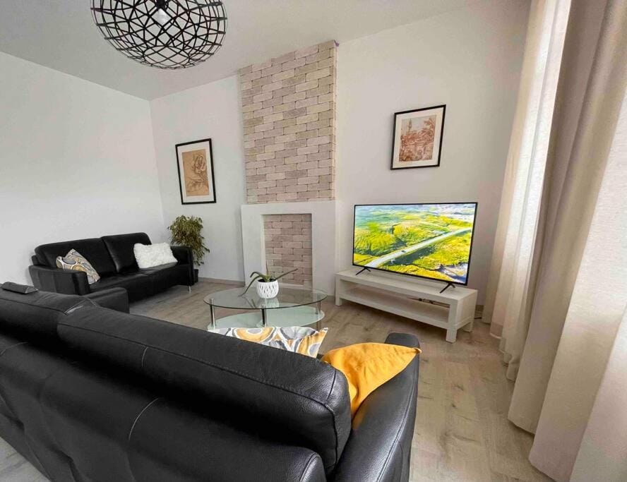 Communal lounge/ TV room, TV and multimedia, Living room, Seating area