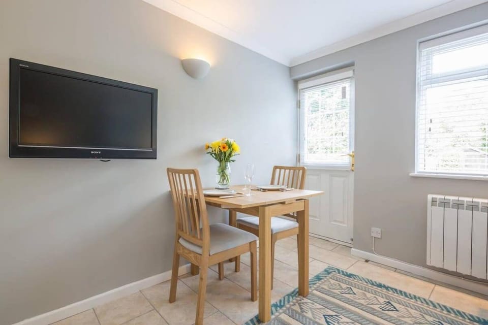 Addenbrookes Flat 2 mins walk free Private Parking Apartment in Cambridge