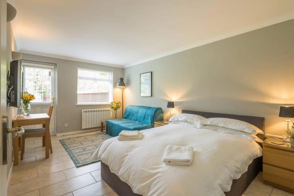 Addenbrookes Flat 2 mins walk free Private Parking Apartment in Cambridge
