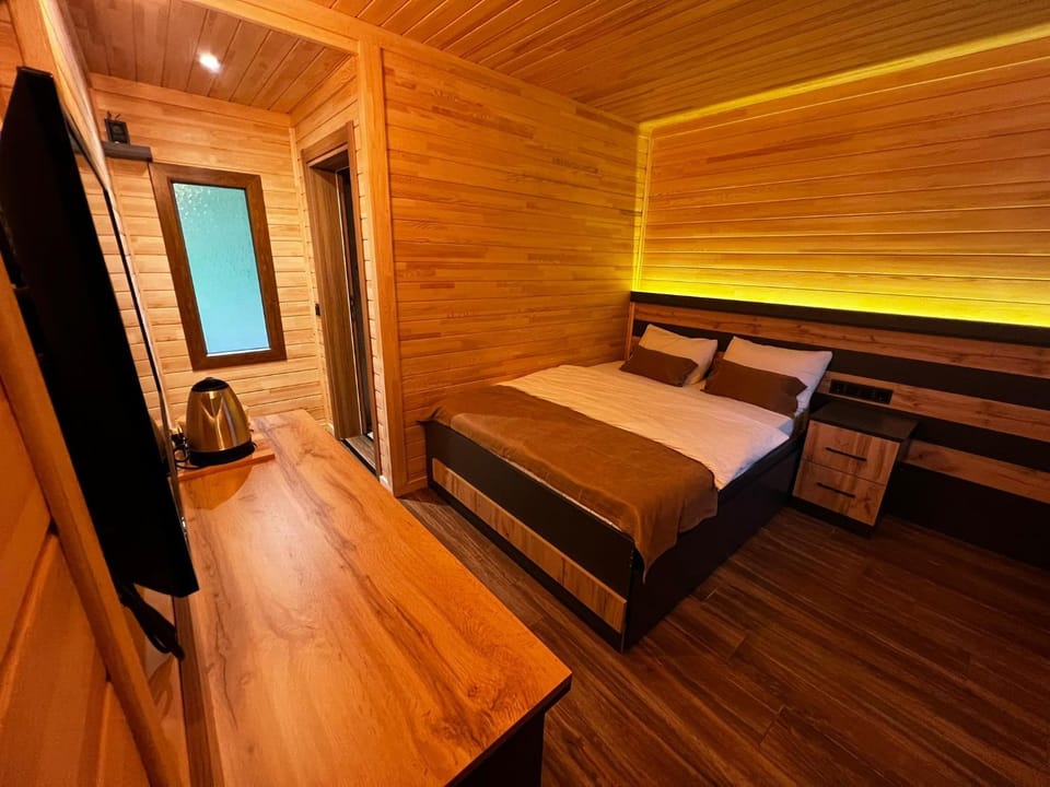 Bed, TV and multimedia, Bedroom