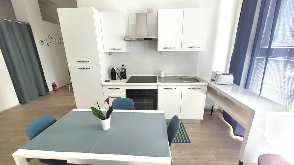 Kitchen or kitchenette, Dining area, pet friendly, stove