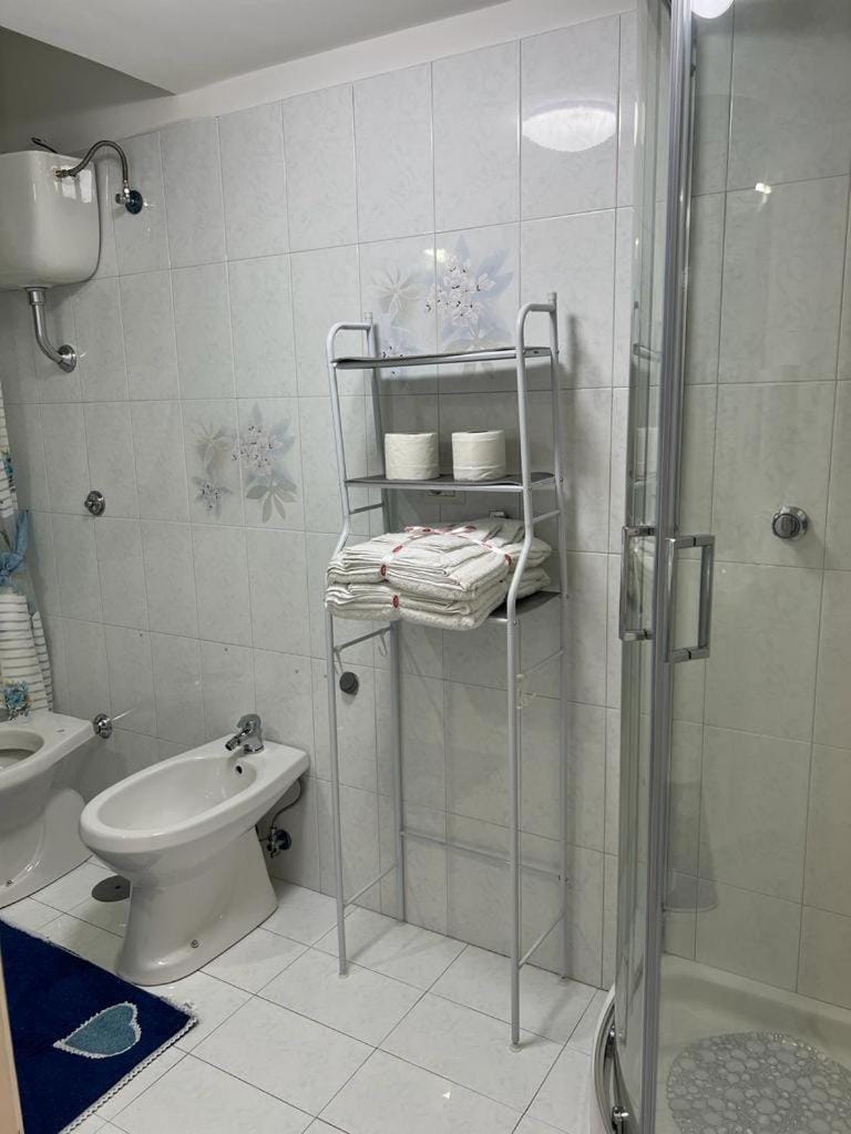 Shower, Toilet, Bathroom, bidet, towels