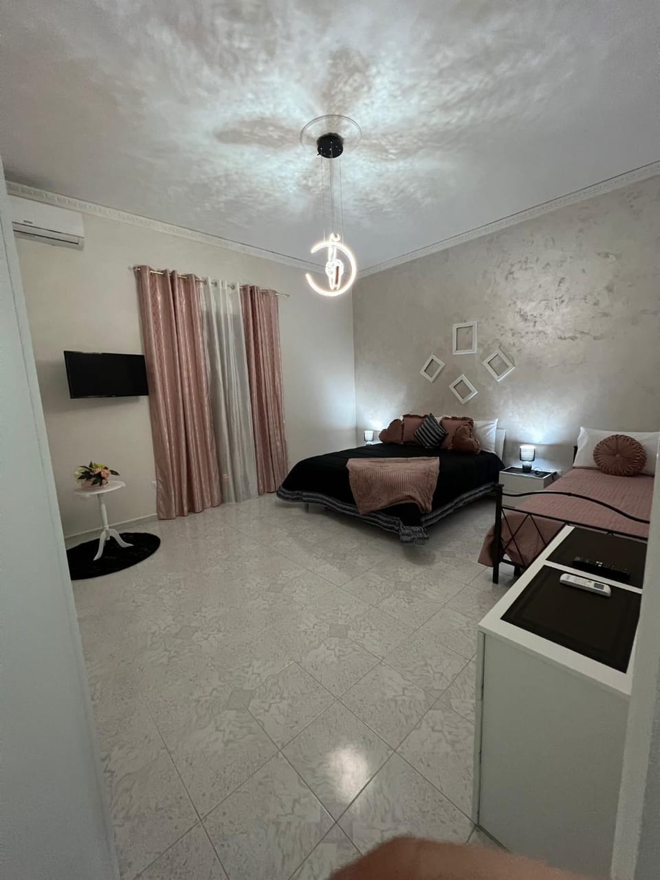 Bed, TV and multimedia, Photo of the whole room, Bedroom