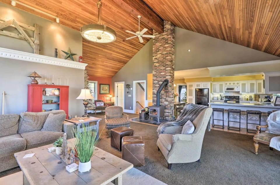 Communal lounge/ TV room, TV and multimedia, Kitchen or kitchenette, Living room, Seating area, Dining area, minibar
