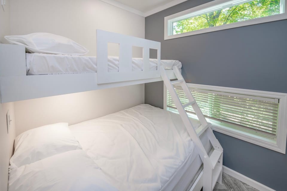 Bedroom, bunk bed