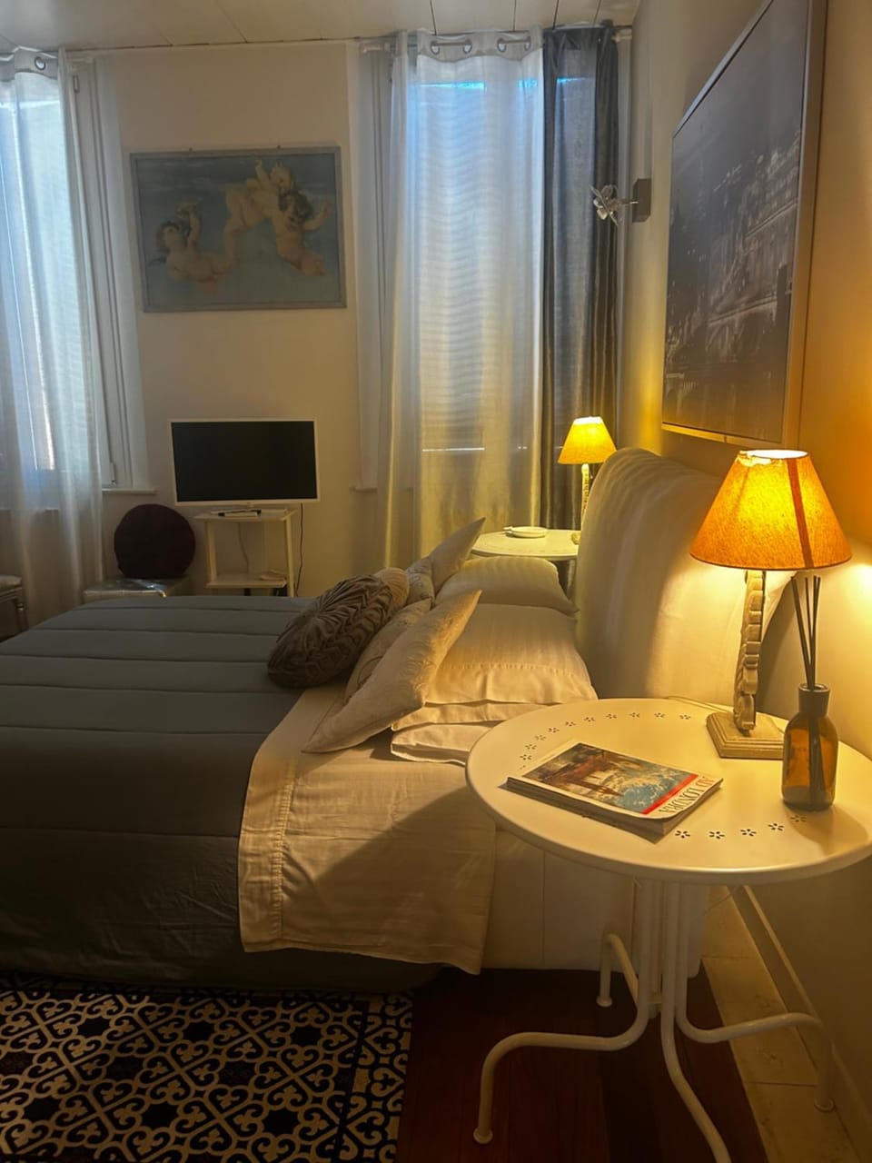 Bed, TV and multimedia, Bedroom