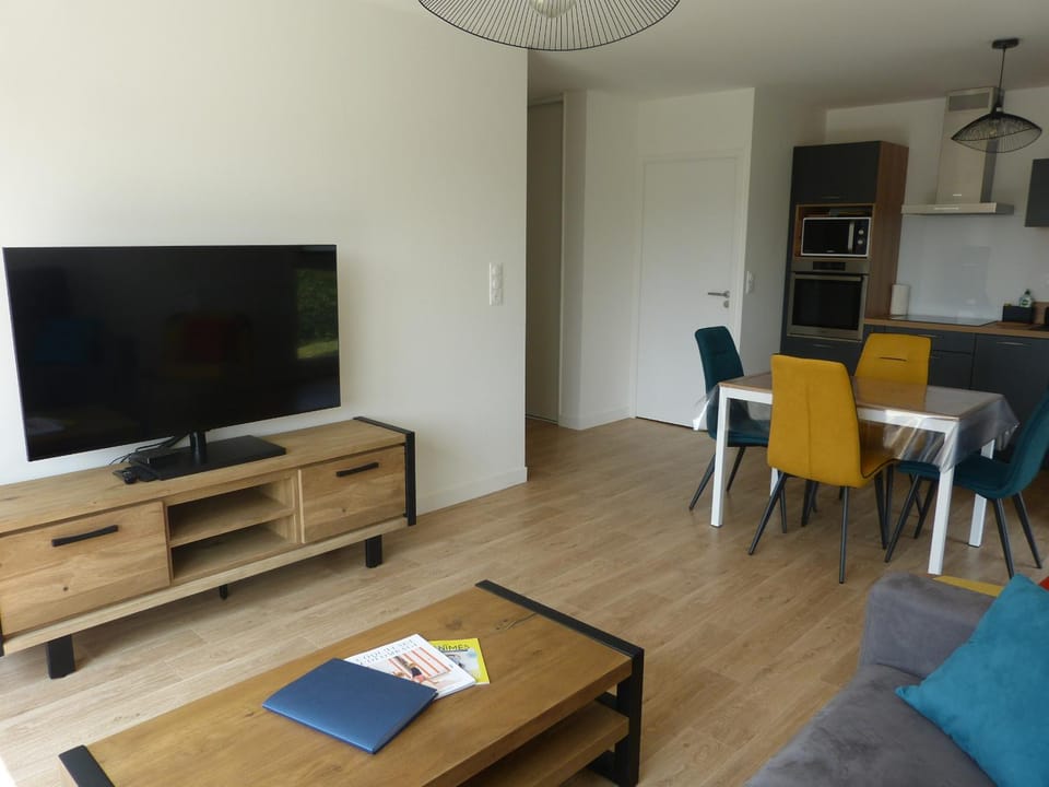 TV and multimedia, Living room, Seating area, Dining area