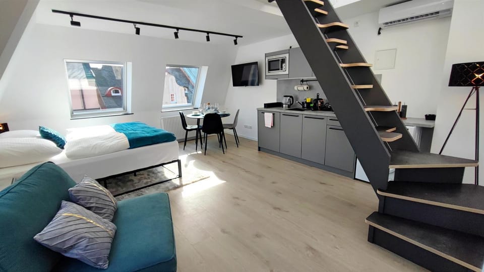 Bed, Living room, Photo of the whole room, Seating area