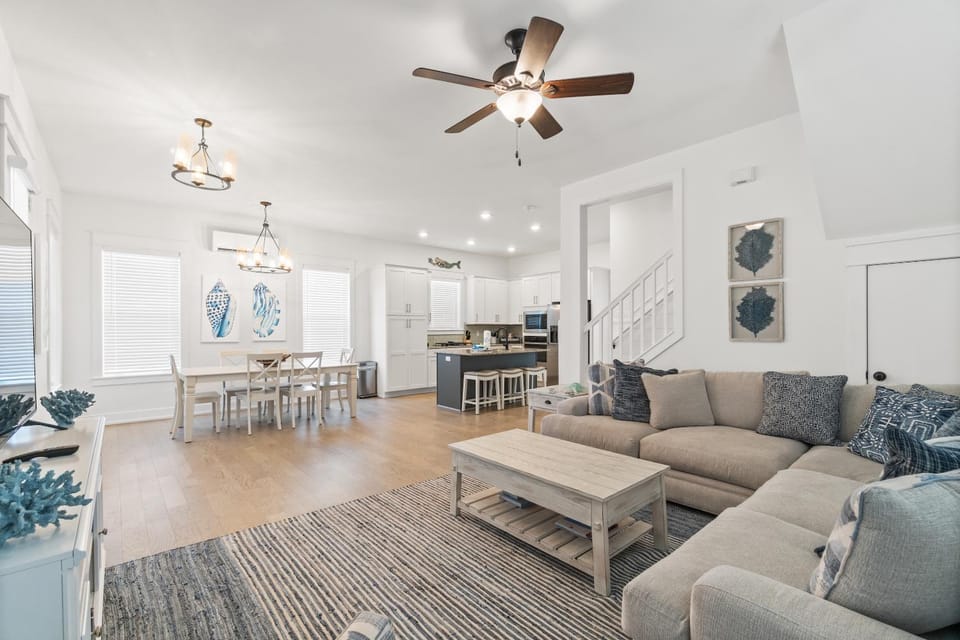 TV and multimedia, Living room, Decorative detail, Seating area, Dining area, fireplace, locker, kitchen, air conditioner