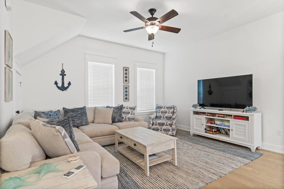TV and multimedia, Living room, Decorative detail, Seating area, fireplace, locker, air conditioner