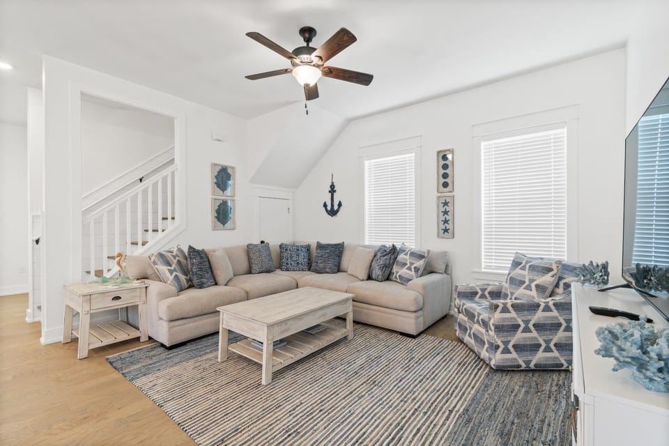 TV and multimedia, Living room, Decorative detail, Seating area, fireplace